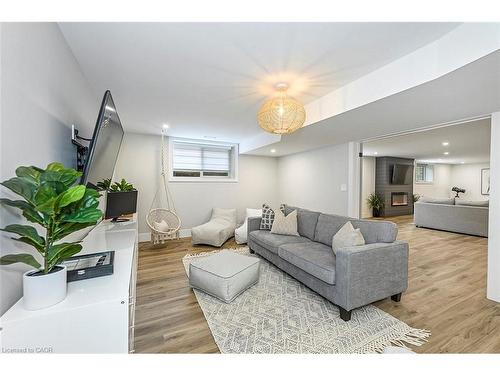 2560 2 Side Road, Burlington, ON - Indoor Photo Showing Living Room