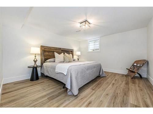 2560 2 Side Road, Burlington, ON - Indoor Photo Showing Bedroom