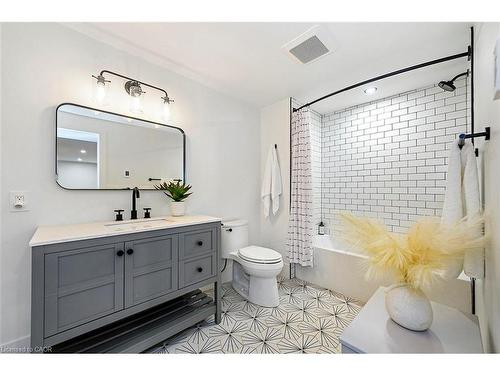 2560 2 Side Road, Burlington, ON - Indoor Photo Showing Bathroom