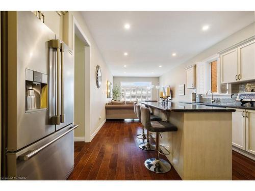 21 Shade Forest Trail, Hamilton, ON - Indoor Photo Showing Kitchen With Upgraded Kitchen