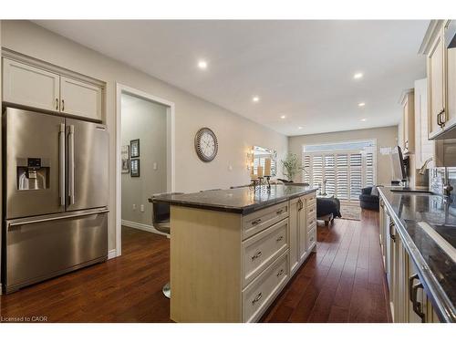 21 Shade Forest Trail, Hamilton, ON - Indoor Photo Showing Kitchen With Upgraded Kitchen
