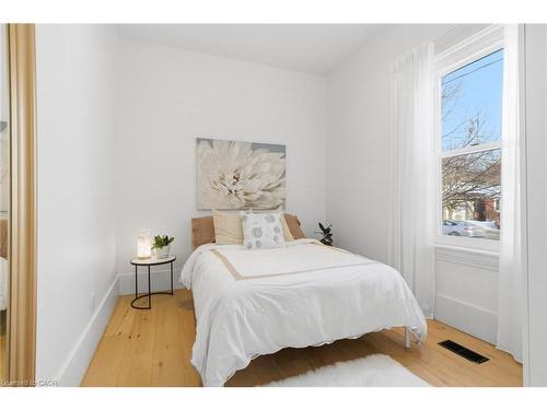 28 Middleton Street, Cambridge, ON - Indoor Photo Showing Bedroom