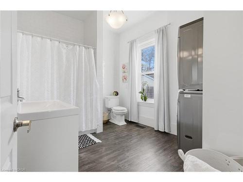 28 Middleton Street, Cambridge, ON - Indoor Photo Showing Bathroom