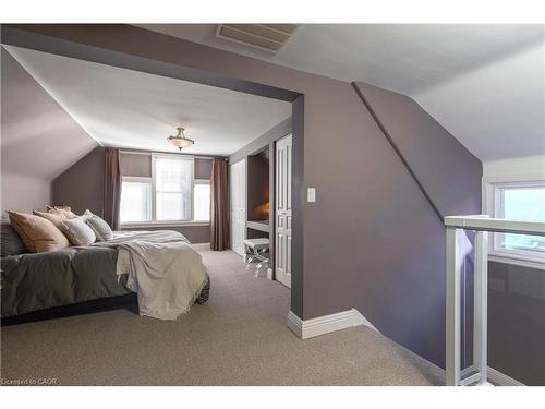 40 Stanley Avenue, Hamilton, ON - Indoor Photo Showing Bedroom