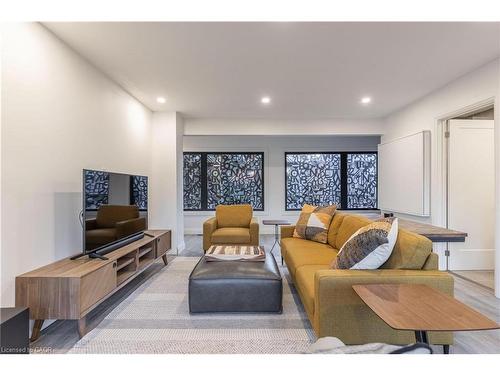40 Stanley Avenue, Hamilton, ON - Indoor Photo Showing Living Room