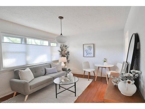 1088 Cherriebell Road, Mississauga, ON - Indoor Photo Showing Living Room