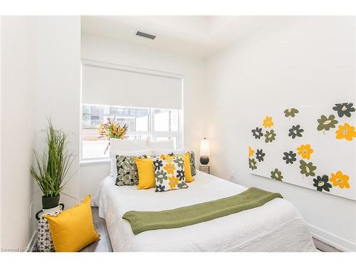 102-251 Northfield Drive E, Waterloo, ON - Indoor Photo Showing Bedroom