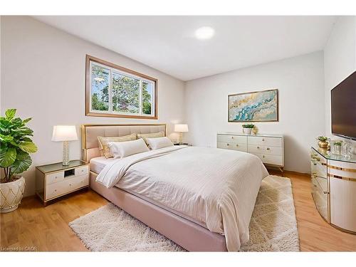 528 Fallingbrook Drive, Waterloo, ON - Indoor Photo Showing Bedroom