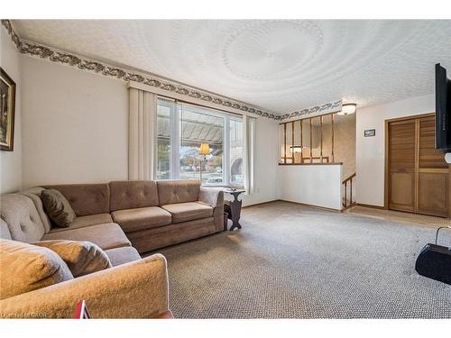 162 The Country Way, Kitchener, ON - Indoor Photo Showing Living Room