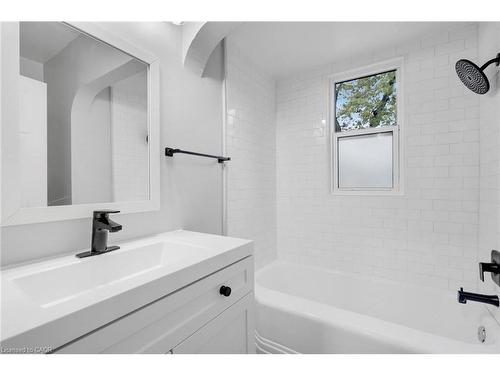 20 West 4Th Street, Hamilton, ON - Indoor Photo Showing Bathroom