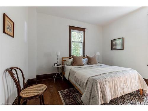 27 Cliff Avenue, Hamilton, ON - Indoor Photo Showing Bedroom