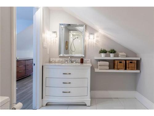 27 Cliff Avenue, Hamilton, ON - Indoor Photo Showing Bathroom