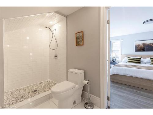27 Cliff Avenue, Hamilton, ON - Indoor Photo Showing Bathroom