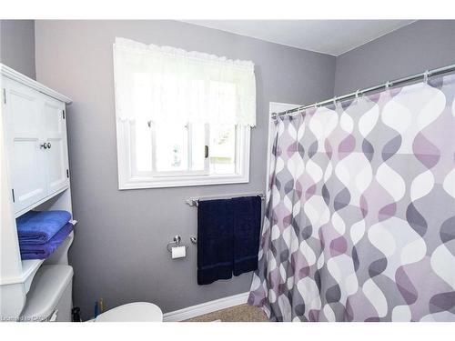 725 Cross Street W, Dunnville, ON - Indoor Photo Showing Bathroom