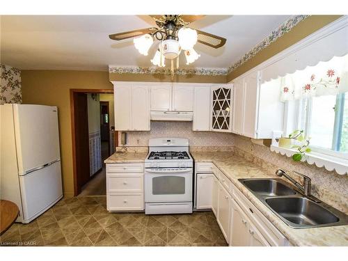 725 Cross Street W, Dunnville, ON - Indoor Photo Showing Kitchen With Double Sink