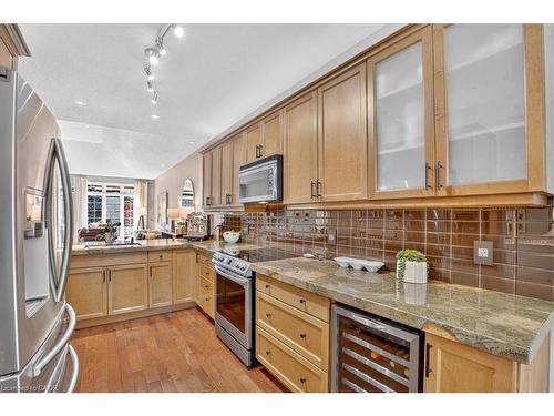 151 Reiber Court, Waterloo, ON - Indoor Photo Showing Kitchen