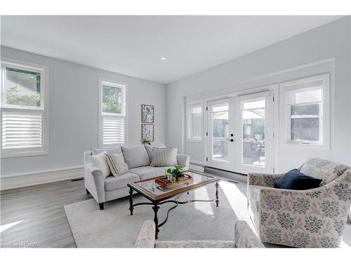 296 Kent Crescent, Burlington, ON - Indoor Photo Showing Living Room