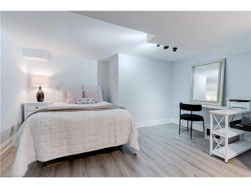 296 Kent Crescent, Burlington, ON - Indoor Photo Showing Bedroom