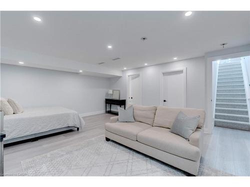296 Kent Crescent, Burlington, ON - Indoor Photo Showing Living Room