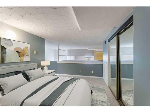 202-50 Main Street, Dundas, ON - Indoor Photo Showing Bedroom