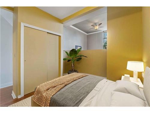 202-50 Main Street, Dundas, ON - Indoor Photo Showing Bedroom