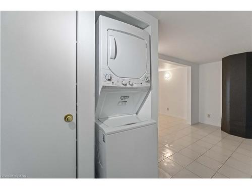 202-50 Main Street, Dundas, ON - Indoor Photo Showing Laundry Room