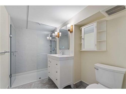 202-50 Main Street, Dundas, ON - Indoor Photo Showing Bathroom