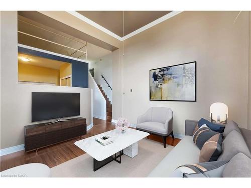 202-50 Main Street, Dundas, ON - Indoor Photo Showing Living Room