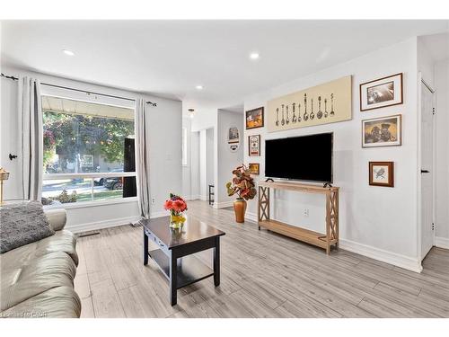117 Graystone Crescent, Welland, ON - Indoor Photo Showing Living Room