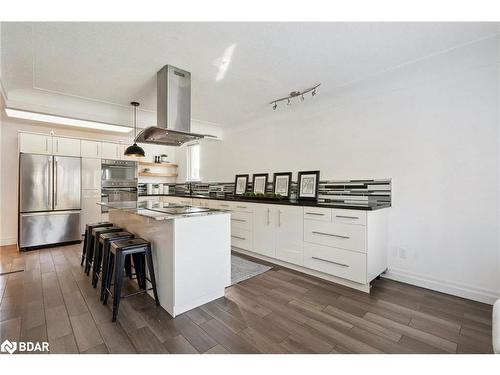 211 Rosedale Avenue, Hamilton, ON - Indoor Photo Showing Kitchen With Upgraded Kitchen