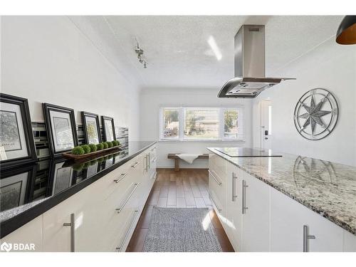 211 Rosedale Avenue, Hamilton, ON - Indoor Photo Showing Kitchen