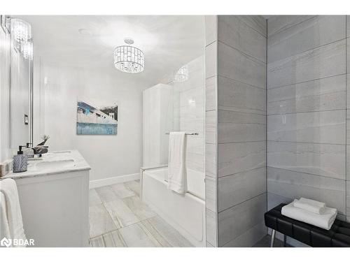 211 Rosedale Avenue, Hamilton, ON - Indoor Photo Showing Bathroom