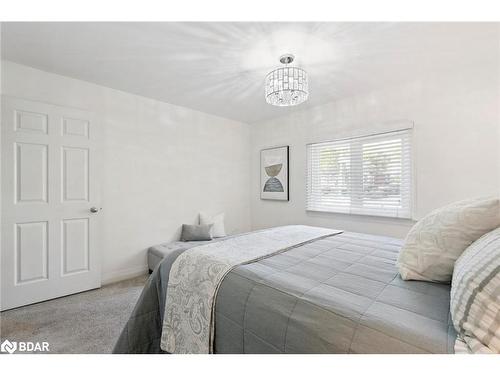 211 Rosedale Avenue, Hamilton, ON - Indoor Photo Showing Bedroom