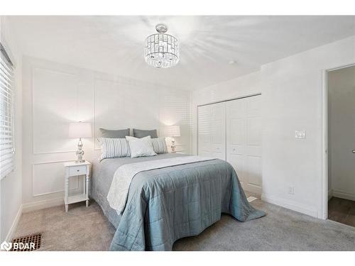 211 Rosedale Avenue, Hamilton, ON - Indoor Photo Showing Bedroom