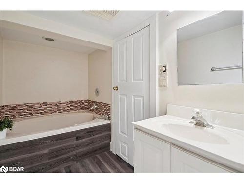 211 Rosedale Avenue, Hamilton, ON - Indoor Photo Showing Bathroom