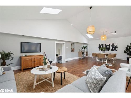 211 Rosedale Avenue, Hamilton, ON - Indoor Photo Showing Living Room
