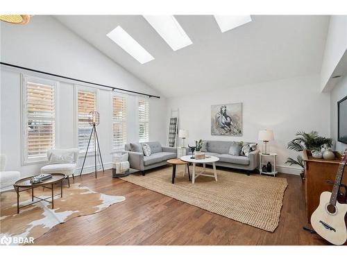 211 Rosedale Avenue, Hamilton, ON - Indoor Photo Showing Living Room