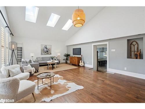 211 Rosedale Avenue, Hamilton, ON - Indoor Photo Showing Living Room