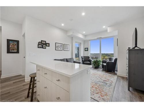 909-15 Wellington Street S, Kitchener, ON - Indoor Photo Showing Living Room