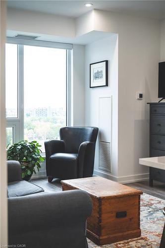 909-15 Wellington Street S, Kitchener, ON - Indoor Photo Showing Living Room