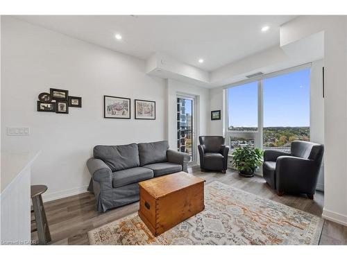 909-15 Wellington Street S, Kitchener, ON - Indoor Photo Showing Living Room