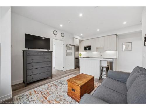909-15 Wellington Street S, Kitchener, ON - Indoor Photo Showing Bedroom