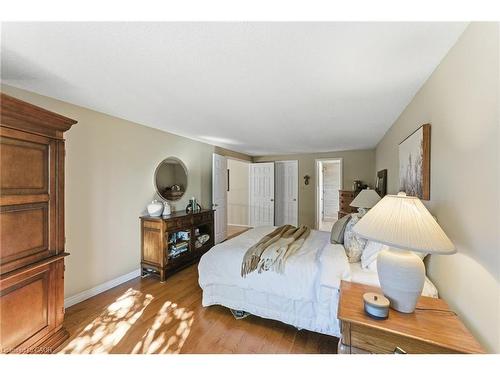 2163 Winding Way, Burlington, ON - Indoor Photo Showing Bedroom