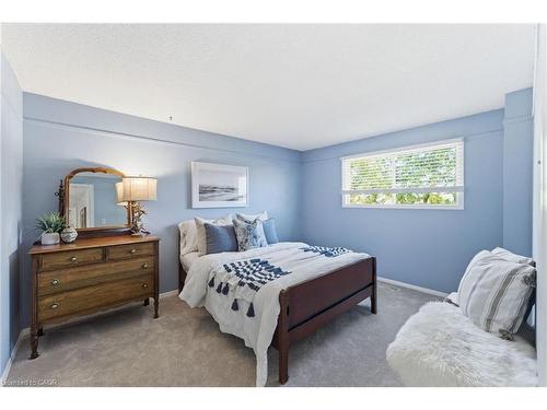 2163 Winding Way, Burlington, ON - Indoor Photo Showing Bedroom
