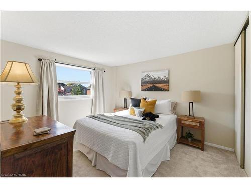 2163 Winding Way, Burlington, ON - Indoor Photo Showing Bedroom