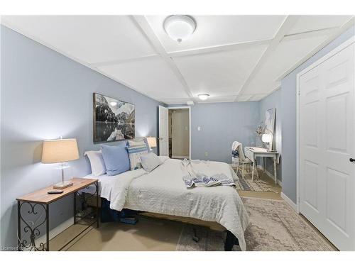 2163 Winding Way, Burlington, ON - Indoor Photo Showing Bedroom