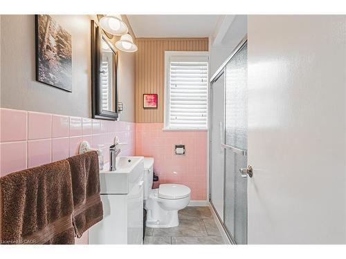 31 Buchanan Street, Hamilton, ON - Indoor Photo Showing Bathroom