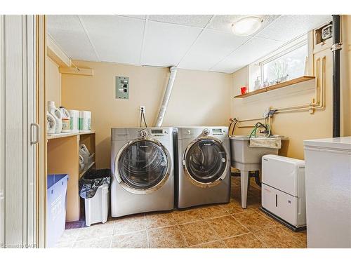 31 Buchanan Street, Hamilton, ON - Indoor Photo Showing Laundry Room