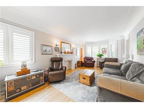 31 Buchanan Street, Hamilton, ON - Indoor Photo Showing Living Room