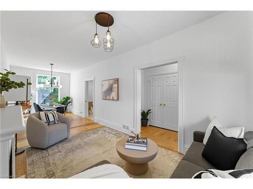 13 Bruce Street, Hamilton, ON - Indoor Photo Showing Living Room